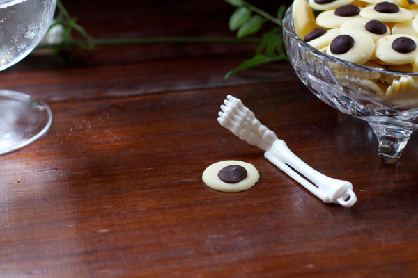 A Googely White Chocolate Monster Eye for Halloween - Recipe