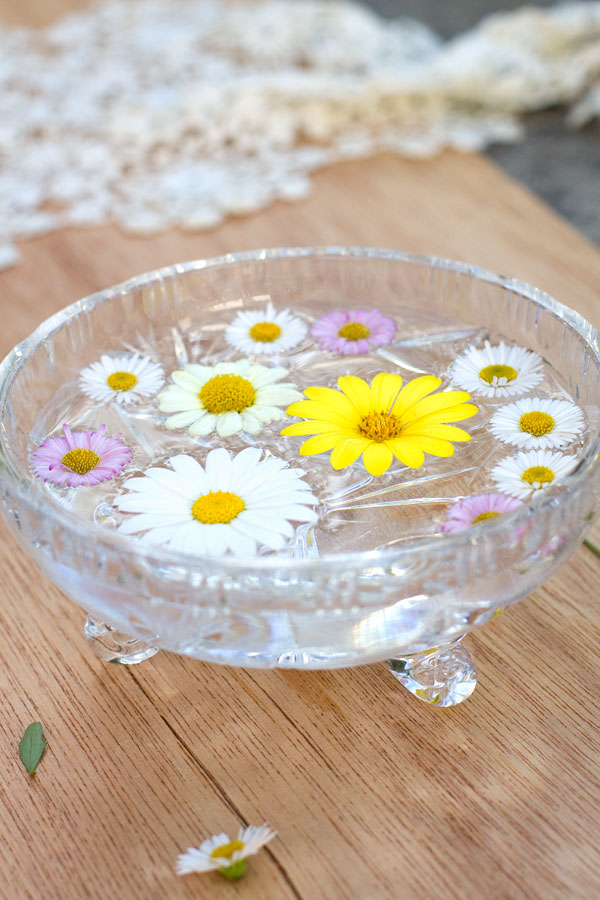 Spring-Daisies-SImple-Floral-Arrangment feautured